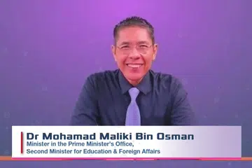 MANFAATKAN PELAJAR: Empat program Bekerja-Belajar SkillsFuture baru akan dilaksanakan yang menawarkan sejumlah sekitar 300 tempat sepanjang tiga tahun, dengan dua memorandum persefahaman ditandatangani antara institut pengajian tinggi dengan Persatuan Perniagaan Singapura. - Foto ITE 
