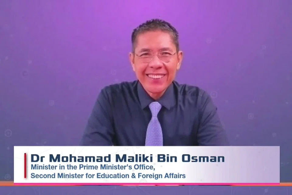 MANFAATKAN PELAJAR: Empat program Bekerja-Belajar SkillsFuture baru akan dilaksanakan yang menawarkan sejumlah sekitar 300 tempat sepanjang tiga tahun, dengan dua memorandum persefahaman ditandatangani antara institut pengajian tinggi dengan Persatuan Perniagaan Singapura. - Foto ITE 