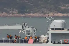 LATIHAN ASKAR: Askar China berdiri di geladak kapal perang China ketika berlayar semasa latihan ketenteraan berhampiran Fuzhou, wilayah Fujian, berhampiran Kepulauan Matsu yang dikuasai Taiwan.