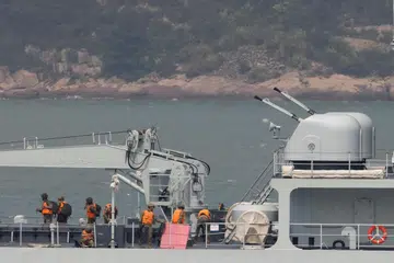 LATIHAN ASKAR: Askar China berdiri di geladak kapal perang China ketika berlayar semasa latihan ketenteraan berhampiran Fuzhou, wilayah Fujian, berhampiran Kepulauan Matsu yang dikuasai Taiwan.