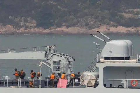 LATIHAN ASKAR: Askar China berdiri di geladak kapal perang China ketika berlayar semasa latihan ketenteraan berhampiran Fuzhou, wilayah Fujian, berhampiran Kepulauan Matsu yang dikuasai Taiwan.