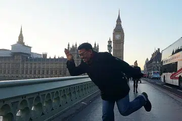 TARIKAN PELANCONG: Mereka yang ke London pasti tahu akan menara jam ini yang diberi jolokan Big Ben yang sentiasa menjadi tarikan pelancong seperti penulis apabila ke kota London. - Foto DJOHAN ABDUL RAHMAN