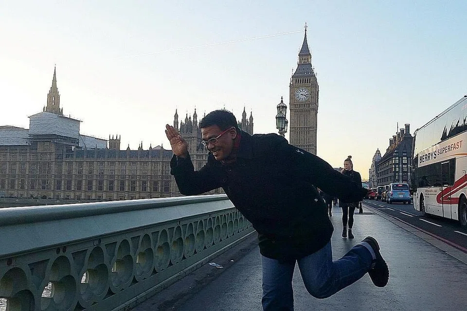 TARIKAN PELANCONG: Mereka yang ke London pasti tahu akan menara jam ini yang diberi jolokan Big Ben yang sentiasa menjadi tarikan pelancong seperti penulis apabila ke kota London. - Foto DJOHAN ABDUL RAHMAN