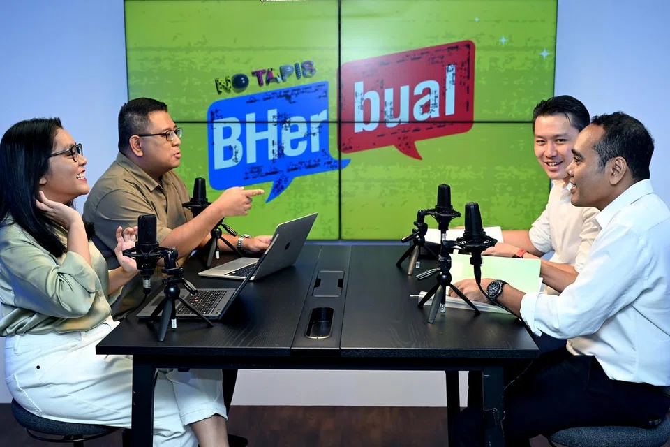 Setiausaha Parlimen Kanan (Tenaga Manusia merangkap Kewangan), Encik Shawn Huang (dua dari kanan) dan Menteri Negara (Pembangunan Sosial dan Keluarga merangkap Ehwal Luar), Encik Zhulkarnain Abdul Rahim (kanan) dalam podcast BHerbual yang membincangkan cabaran dan peluang bagi segenap lapisan pekerja. Bersama merek ialah Koresponden BH, Cik Irma Kamarudin (kiri) dan Encik Anwar Saleh.