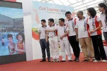 AMBIL KIRA CITA RASA PENDUDUK: (Dari kiri) Encik Desmond Choo, Encik Heng, Encik Mah Bow Tan, Encik Baey Yam Keng, Encik Masagos, Cik Irene Ng serta Naib Pengerusi Tampines East CCC, Cik Cheng Li Hui, menyaksikan klip video yang ditayangkan kepada penduduk mengenai kemudahan di hab baru Tampines. - Foto TAUFIK A KADER