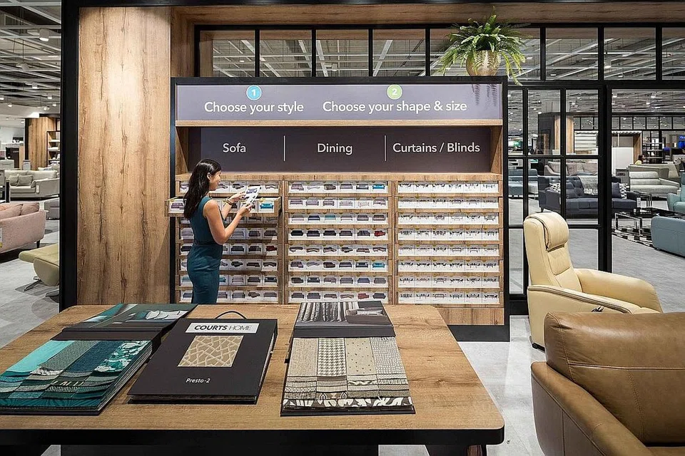 PELBAGAI PILIHAN: Para pelanggan yang membeli peralatan, perabot dan perkakas rumah untuk kediaman mereka layak mendapatkan sistem penyaman udara percuma bernilai sehingga $3,199 dengan perbelanjaan minimum. - Foto COURTS