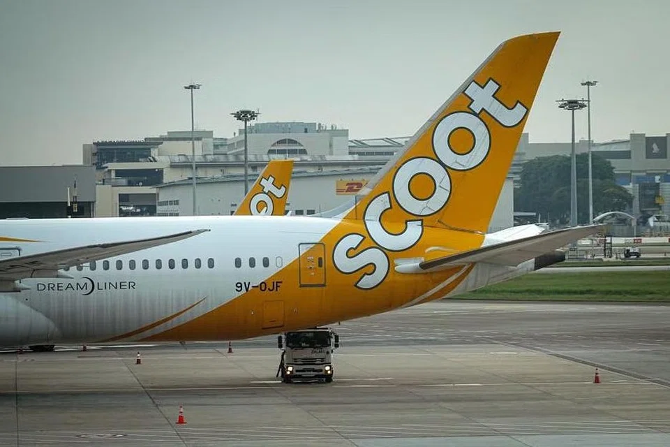 KEJADIAN JENAYAH: Semasa dalam perjalanan ke Singapura menaiki penerbangan Scoot, Zhang Xiuqiang yang berwarga China dilihat mengambil wang dari beg penumpang lain.