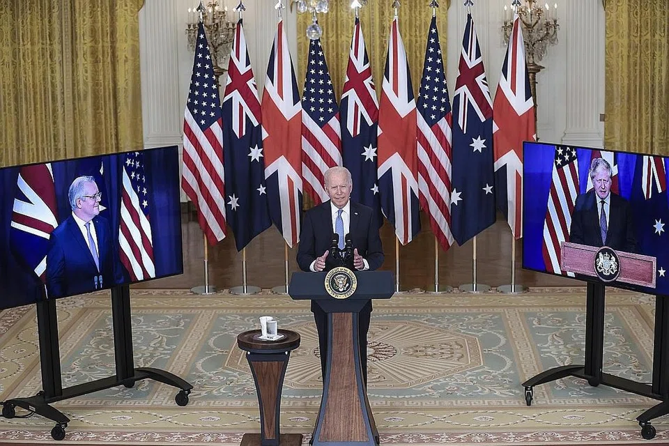 TIGA PEMIMPIN SENADA HADAPI CHINA: Presiden Joe Biden, menyertai sidang video dari Rumah Putih pada 15 September lalu dengan Perdana Menteri Autsralia, Encik Scott Morrison (kiri); dan Perdana Menteri Britain, Encik Boris Johnson. - Foto EPA-EFE