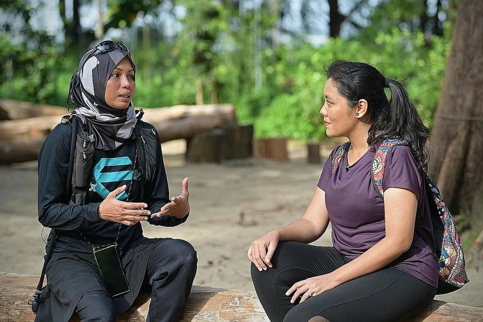 INTERVIU DALAM HUTAN: Koresponden Irma Kamarudin (kanan) bertemu pengasas kumpulan Gems Singapore, Cik Muzdalifah Anuar, yang giat merancang pelbagai aktiviti lasak bagi kaum wanita di sini.