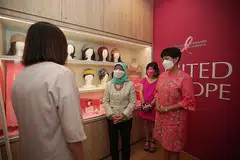 PUSAT BARU: Presiden Halimah Yacob (tengah), Cik Staphnie Tang (dua dari kanan), dan Cik Indranee Rajah (kanan) meninjau bilik imej positif di Pusat Barah Buah Dada yang ditubuhkan Yayasan Barah Buah Dada semasa pembukaan rasminya semalam. - Foto BH oleh GIN TAY