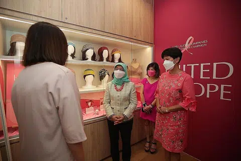 PUSAT BARU: Presiden Halimah Yacob (tengah), Cik Staphnie Tang (dua dari kanan), dan Cik Indranee Rajah (kanan) meninjau bilik imej positif di Pusat Barah Buah Dada yang ditubuhkan Yayasan Barah Buah Dada semasa pembukaan rasminya semalam. - Foto BH oleh GIN TAY