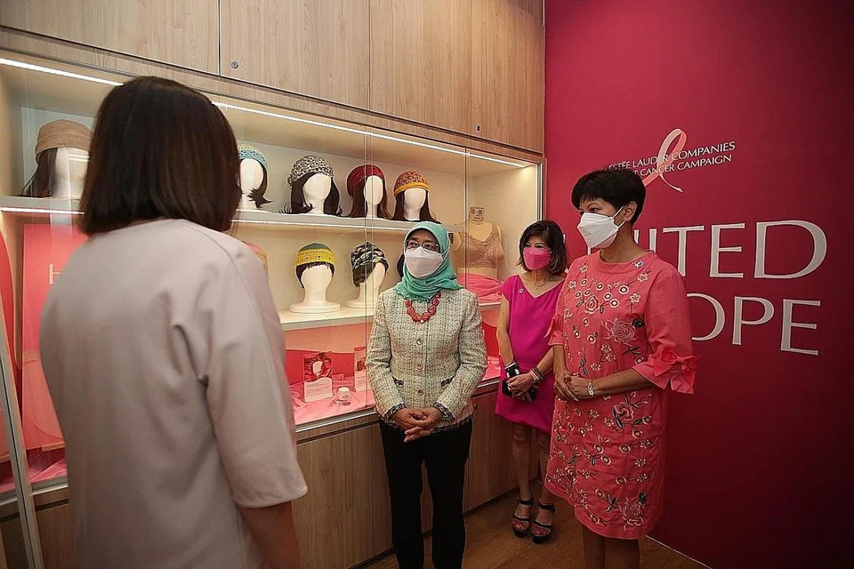 PUSAT BARU: Presiden Halimah Yacob (tengah), Cik Staphnie Tang (dua dari kanan), dan Cik Indranee Rajah (kanan) meninjau bilik imej positif di Pusat Barah Buah Dada yang ditubuhkan Yayasan Barah Buah Dada semasa pembukaan rasminya semalam. - Foto BH oleh GIN TAY