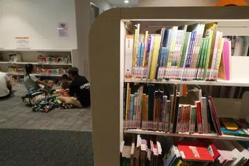 INISIATIF BARU: Pelanggan Lembaga Perpustakaan Negara (NLB) boleh meminjam kandungan seperti buku, majalah, serta bahan audio dan visual, dalam talian dan ia akan dihantarkan ke rumah mereka.