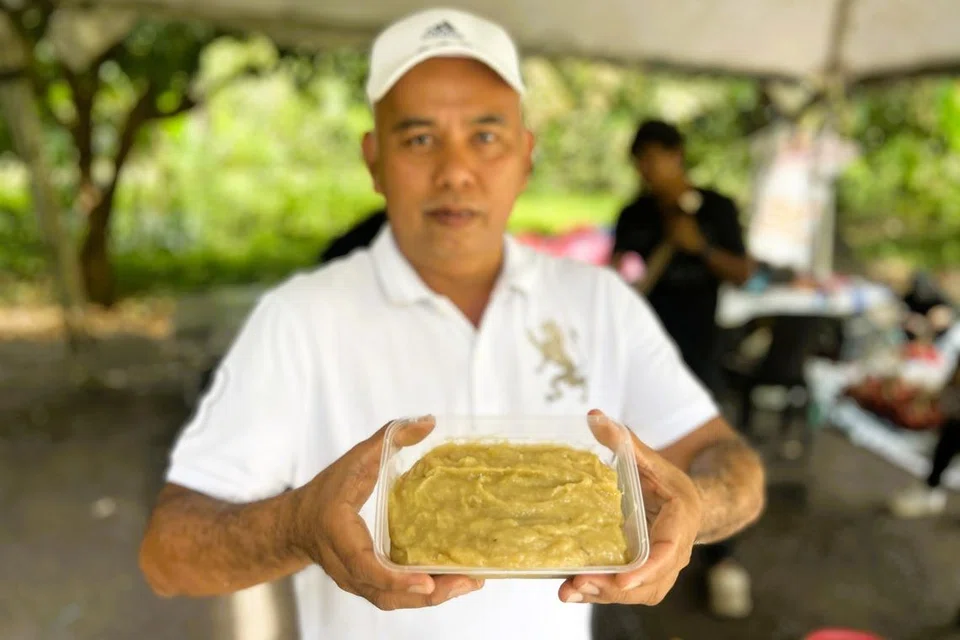 Pemilik Ladang SK Durian di Pekan Nenas, Encik Samsul Kamarudin, menunjukkan lempuk durian yang telah siap dimasak dan sedia dipasarkan.