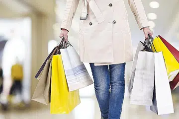 TABIAT BELANJA: Berbelanja tanpa had, membeli sesuatu yang tidak dirancang, memesan makan biarpun peti ais masih penuh dengan lauk semalam merupakan antara tanda kurang disiplin dalam perbelanjaan. - Foto hiasan ISTOCKPHOTO