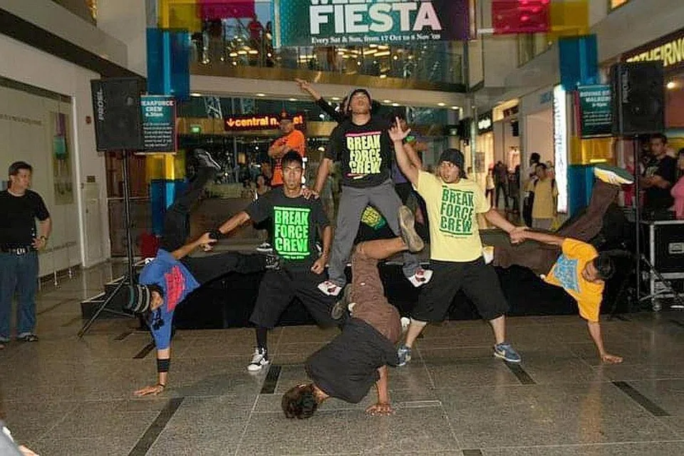 PERMULAAN AWAL: Ahmad Syafiq Roslan (berbaju kuning, kanan) bersama anggota kumpulan lamanya, BreakForce Crew semasa satu pertunjukan pada 2008 dulu. - Foto ihsan AHMAD SYAFIQ ROSLAN