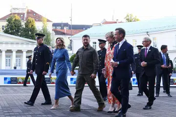 SAMBUT UKRAINE SERTAI NATO: Presiden Ukraine, Encik Volodymyr Zelensky (tiga dari kiri), dan isterinya, Cik Olena Zelenska (dua dari kiri) bersama Perdana Menteri Sweden, Encik Ulf Kristersson (dua dari kanan), dan isterinya, Cik Birgitta Ed (tiga dari kanan), berjalan untuk menghadiri jamuan malam yang diberikan Presiden Lithuania semasa sidang kemuncak Nato di Vilnius, Lithuania pada Selasa.
