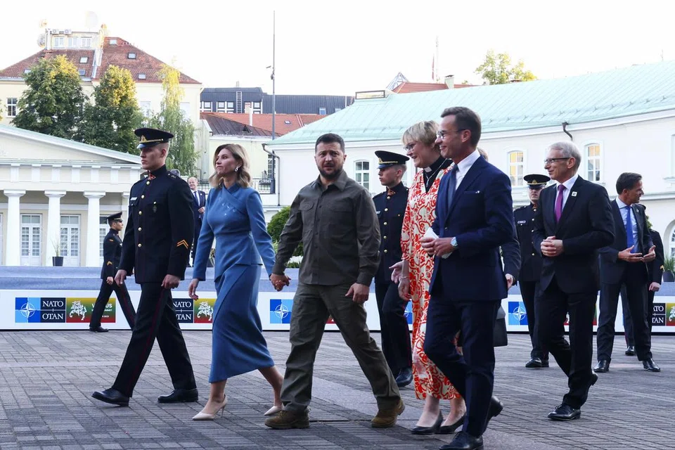 SAMBUT UKRAINE SERTAI NATO: Presiden Ukraine, Encik Volodymyr Zelensky (tiga dari kiri), dan isterinya, Cik Olena Zelenska (dua dari kiri) bersama Perdana Menteri Sweden, Encik Ulf Kristersson (dua dari kanan), dan isterinya, Cik Birgitta Ed (tiga dari kanan), berjalan untuk menghadiri jamuan malam yang diberikan Presiden Lithuania semasa sidang kemuncak Nato di Vilnius, Lithuania pada Selasa.