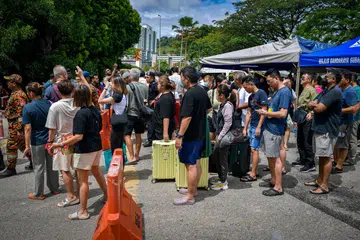Mangsa yang terlibat dalam kebakaran saluran paip gas dibawa masuk untuk mengambil barang keperluan di kediaman masing-masing di Putra Heights pada 3 April.