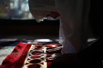 SYIRIK BERLAWANAN DENGAN TAUHID: Muslim sepatutnya hanya percaya pada dan beribadah kepada Allah, yang dapat melindungi mereka. Ini merupakan tauhid dalam Islam. Yang bertentangan daripada tauhid ialah syirik. - Foto ISTOCKPHOTO