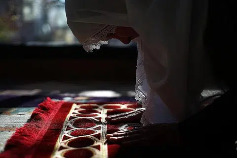 SYIRIK BERLAWANAN DENGAN TAUHID: Muslim sepatutnya hanya percaya pada dan beribadah kepada Allah, yang dapat melindungi mereka. Ini merupakan tauhid dalam Islam. Yang bertentangan daripada tauhid ialah syirik. - Foto ISTOCKPHOTO