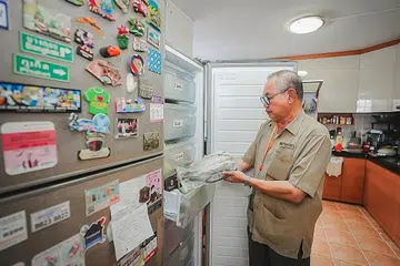 STOK CUKUP: Haji Abdul Latiff sekeluarga mengambil langkah memenuhkan 'stok' daging beku - termasuk ayam dan ikan - dalam peti sejuk sebaik larangan eksport ayam diumumkan. - Foto BM oleh NUR DIYANA TAHA