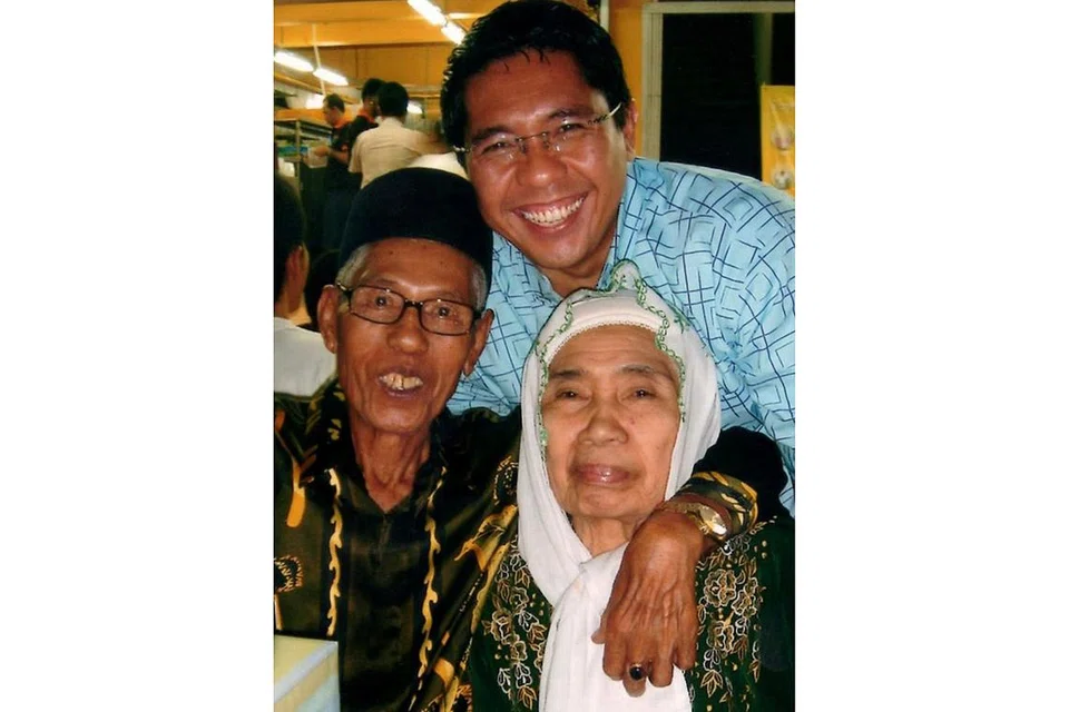 CONTOHI ARWAH BAPA: Menteri Kedua Pendidikan, Dr Mohamad Maliki Osman, mencontohi arwah bapanya, Allahyarham Osman Ismail, dan arwah ibunya, Allahyarhamha Zalviah Mohamud dalam melaksanakan tanggungjawabnya sebagai seorang ayah. - Foto ihsan MOHAMAD MALIKI OSMAN