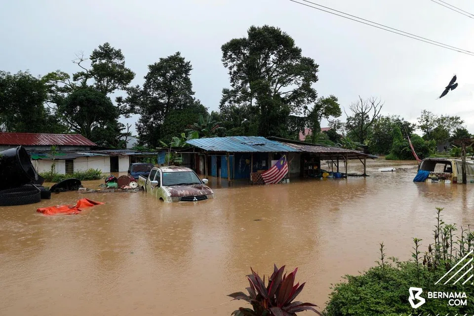 BANJIR: Antara kediaman penduduk di Kampung Sepakat Baru, Skudai, Johor yang ditenggelami air berikutan banjir di Johor.