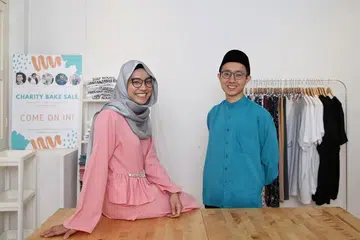 SUMBANGAN DI MALAM RAYA: Encik Firdaus Mohd Abdullah dan Cik Nurul Huda Rosli antara belia yang terlibat dalam inisiatif Malam Raya Community Give Back MYF tahun ini, yang menghantar juadah Hari Raya kepada keluarga keluarga fakir miskin serata negara pada malam Raya semalam. - Foto BH oleh KEVIN LIM 