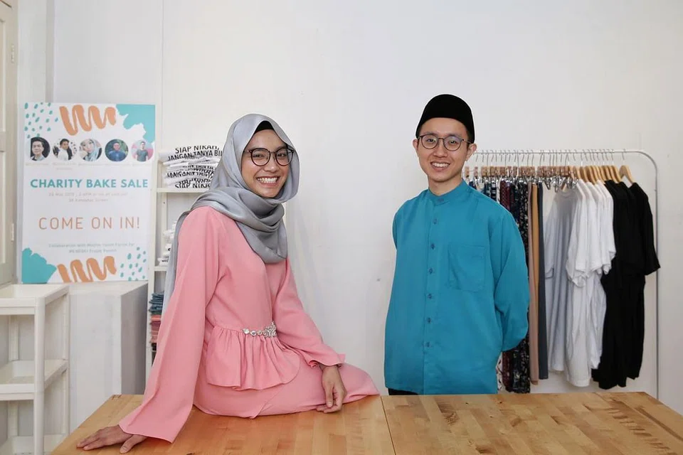 SUMBANGAN DI MALAM RAYA: Encik Firdaus Mohd Abdullah dan Cik Nurul Huda Rosli antara belia yang terlibat dalam inisiatif Malam Raya Community Give Back MYF tahun ini, yang menghantar juadah Hari Raya kepada keluarga keluarga fakir miskin serata negara pada malam Raya semalam. - Foto BH oleh KEVIN LIM 