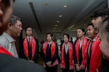 Menteri Pendidikan, Encik Chan Chun Sing (dua dari kiri), beramah dengan peserta ‘WorldSkills’ termasuk Encik Irfan Zulhelmy Rohizam (tiga dari kanan) dan Cik Selina Sapii (empat dari kanan), yang bakal bertanding semasa Majlis Ucap Selamat Pasukan Singapura 2024 di Politeknik Nanyang pada 29 Ogos.