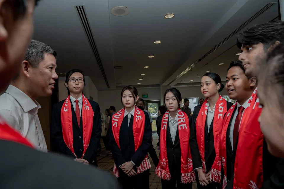 Menteri Pendidikan, Encik Chan Chun Sing (dua dari kiri), beramah dengan peserta ‘WorldSkills’ termasuk Encik Irfan Zulhelmy Rohizam (tiga dari kanan) dan Cik Selina Sapii (empat dari kanan), yang bakal bertanding semasa Majlis Ucap Selamat Pasukan Singapura 2024 di Politeknik Nanyang pada 29 Ogos.