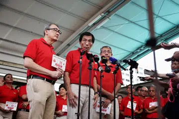 Setiausaha Agung Parti Demokratik Singapura (SDP), Dr Chee Soon Juan (tengah), melancarkan slogan kempen SDP iaitu ‘Berkembang Maju, Bukan Sekadar Bertahan’ dengan diapit bakal calon GRC Sembawang, Encik Alfred Tan (kiri) dan Encik Damanhuri Abas, pada 19 April.