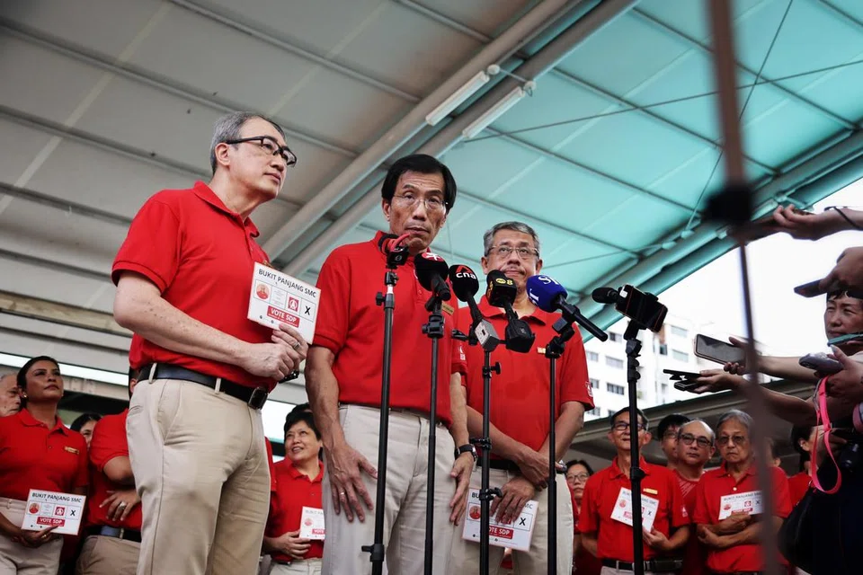 Setiausaha Agung Parti Demokratik Singapura (SDP), Dr Chee Soon Juan (tengah), melancarkan slogan kempen SDP iaitu ‘Berkembang Maju, Bukan Sekadar Bertahan’ dengan diapit bakal calon GRC Sembawang, Encik Alfred Tan (kiri) dan Encik Damanhuri Abas, pada 19 April.