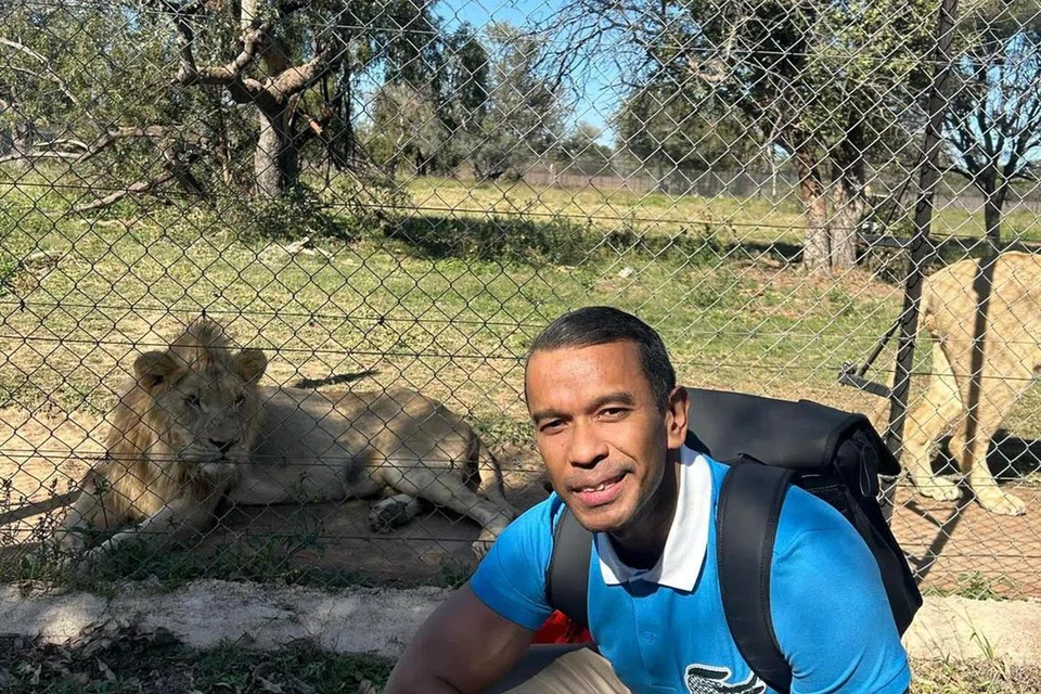Kerjaya pilihan Rizal kini membawanya jelajah dunia. Foto dirakam semasa beliau melawat Taman Safari di Johannesburg, Afrika Selatan. 