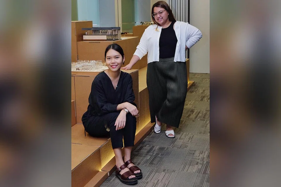 BAKAT MUDA: Antara pelajar yang berpeluang untuk mempamerkan karya mereka di SIDFest 2021 adalah Cik Nur Sabrina Yazid (kiri) dan Cik Siti Sarah Aziz. - Foto BM oleh KHALID BABA