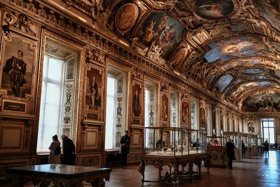 rompakan, Muzium Louvre, Paris
