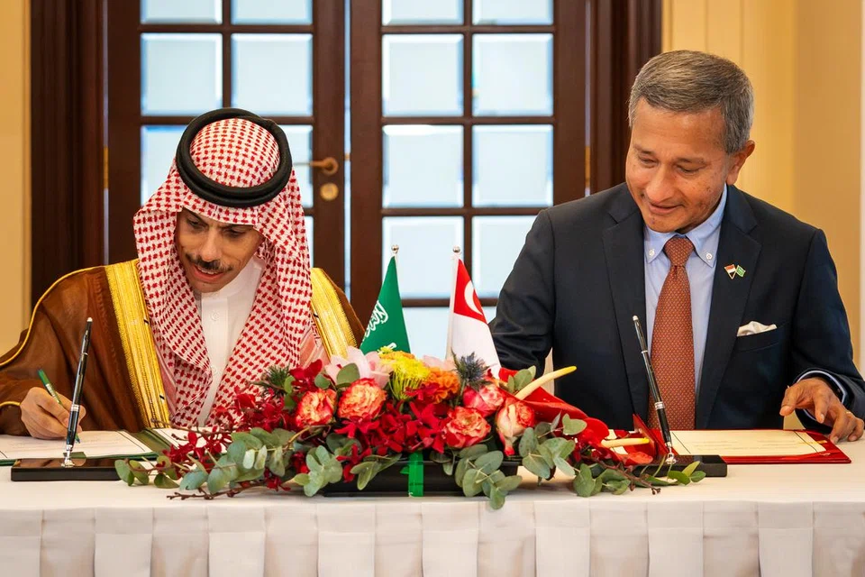 Menteri Ehwal Luar, Dr Vivian Balakrishnan (kanan) dan Menteri Ehwal Luar Kerajaan Arab Saudi, Putera Faisal Bin Farhan Al Saud, menandatangani Memorandum Persefahaman (MOU) bagi penubuhan Majlis Perkongsian Strategik Arab Saudi-Singapura (SP) di pejabat Kementerian Ehwal Luar pada 15 Januari. 