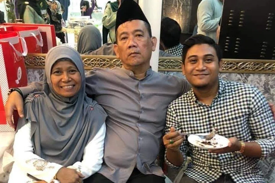 TERUS BERI SOKONGAN: Encik Amin Halim (kanan) berbesar hati atas segala sokongan dan nasihat kededua ibu bapanya, Encik Halim Mohd dan Cik Asnah Ariffin, meniti kehidupan. 
