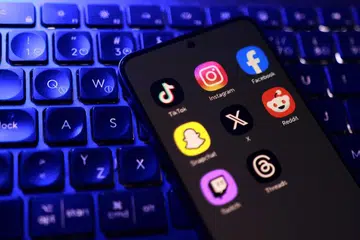 Remaja menggunakan telefon pintar untuk mengakses media sosial. Kerajaan Britain akan memperkenalkan perintah berkurung media sosial bagi remaja berusia 16 dan 17 tahun, melarang akses ke platform seperti Instagram dan Facebook antara tengah malam hingga 6 pagi, selain merancang untuk mematikan secara lalai ciri yang boleh menyebabkan ketagihan seperti tatalan tanpa henti sebagai usaha melindungi kesejahteraan golongan muda.