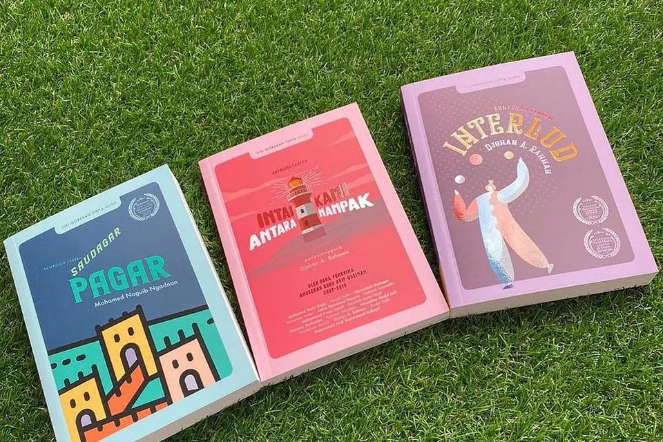 DALAM PASARAN: Tiga buku dari siri Goresan Tinta Guru terbitan Unggun Creative kini dalam pasaran: 'Saudagar Pagar' oleh Mohamed Naguib Ngadnan; 'Intai Kami Antara Nampak' oleh Guru-Guru Penerima Anugerah Arif Budiman; dan 'Interlud' oleh Djohan Abdul Rahman. - Foto ihsan MOHAMED NAGUIB NGADNAN