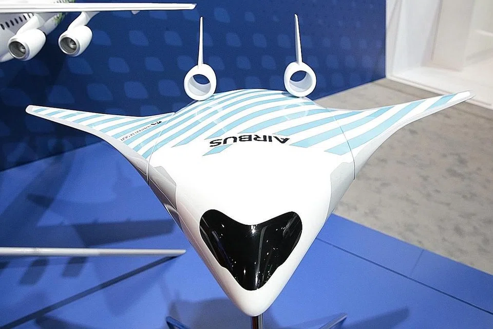 PESAWAT MASA DEPAN?: Airbus mempamerkan model Maveric (Model Aircraft for Validation and Experimentation of Robust Innovative Control) bagi mempamerkan keupayaan teknologi masa depannya. Maveric mempunyai reka bentuk unik yang berpotensi mengurangkan penggunaan bahan bakar sehingga 20 peratus berbanding reka bentuk pesawat tradisional. Reka bentuk yang menggabungkan bahagian badan dan sayap pesawat sebagai satu juga membuka potensi penggunaan enjin baru. - Foto EPA-EFE 