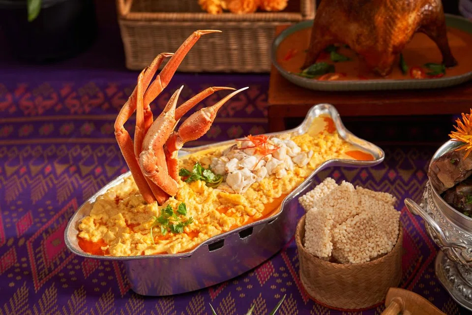 Restoran Peppermint di Parkroyal Collection Marina Bay menawarkan hidangan Thailand yang jarang ditemui di Singapura, ‘Pu Phad Phong Kari’, iaitu ketam yang dimasak bersama kari dan telur. 