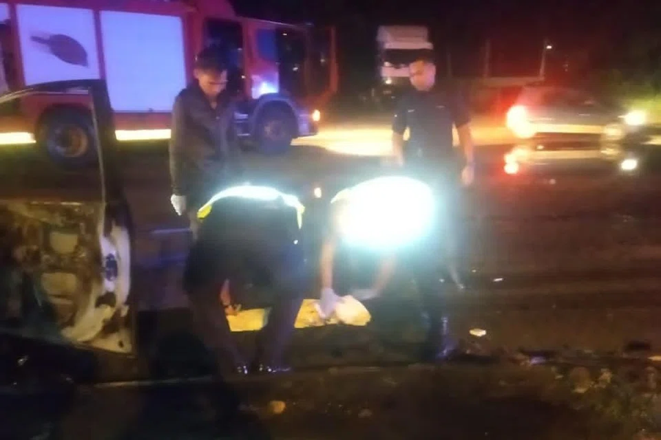 Pegawai kelihatan membuat pemeriksaan berhampiran kereta yang terbakar di lokasi kejadian.