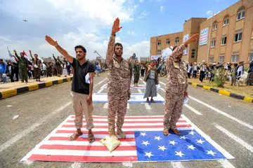 Pelajar universiti memberi tabik hormat ketika menyertai demonstrasi menyokong kumpulan Houthi di kampus Universiti Sanaa, Yaman, pada 22 Julai. Perhimpunan itu diadakan ketika Houthi mengumumkan sekatan maritim terhadap Arab Saudi dan kemudian mendakwa menyerang dua kapal tangki minyak Saudi di Laut Merah, sekali gus meningkatkan kebimbangan terhadap keselamatan laluan perdagangan minyak dunia di tengah-tengah konflik yang semakin memuncak antara Iran dan Amerika Syarikat.
