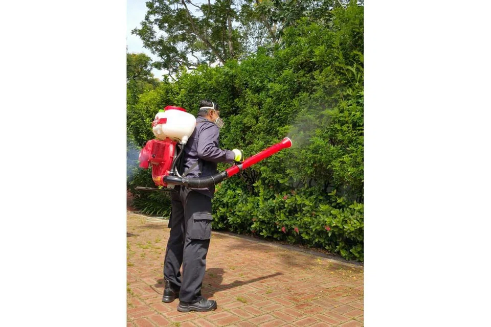 HAPUSKAN NYAMUK: Pemilik Republic Pest Management Pte Ltd, Encik Zain Chik, melakukan penyemburan ULV yang mengeluarkan semburan kimia bagi membunuh larva dan nyamuk dewasa. - Foto REPUBLIC PEST MANAGEMENT PTE LTD