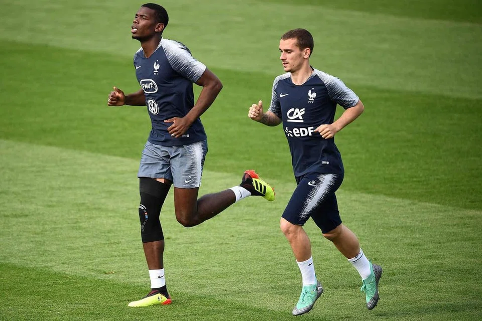 INGIN TETAP MENANG: Perancis yang diwakili pemain handalan seperti Paul Pogba (kiri) dan Antoine Griezmann akan berikan yang terbaik semasa menentang Denmark. - Foto AFP