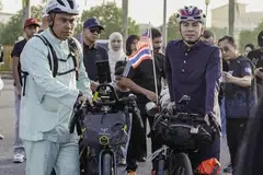 Pelakon Amar Baharin (kanan) bersama sahabatnya, Datuk Muhamad Muqharabbin Mokhtarrudin berlepas dari Padang Besar, Kedah pada pagi Ahad dalam jalani kembara basikal tiga bulan ke Arab Saudi.