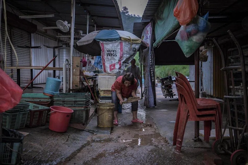 KESAN BANJIR: Penduduk Kampung Bukit Tinggi, di Bentong, Pahang, yang terjejas akibat banjir sibuk membersihkan kesan banjir yang merosakkan kediaman, harta benda dan operasi perniagaan. 