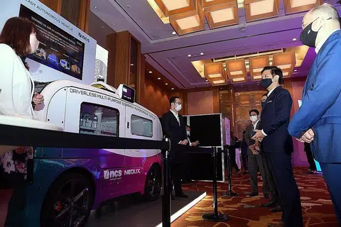 PUSAT TEKNOLOGI DI SHENZHEN: Encik Tan (dua dari kanan) menghadiri acara pelancaran SIC, pusat inovasi yang bertujuan untuk menubuhkan ekosistem inovasi digital rentas sempadan. - Foto BH oleh NG SOR LUAN